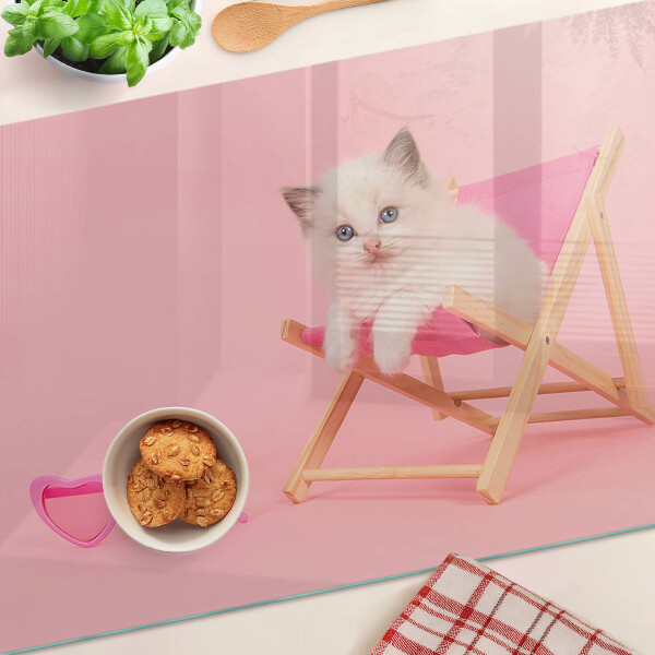Skleněná deska do kuchyně Kotě na lehátku na růžovém pozadí