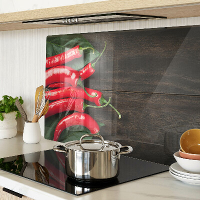 Skleněné krájecí prkénko Chilli papričky na dřevěném pozadí