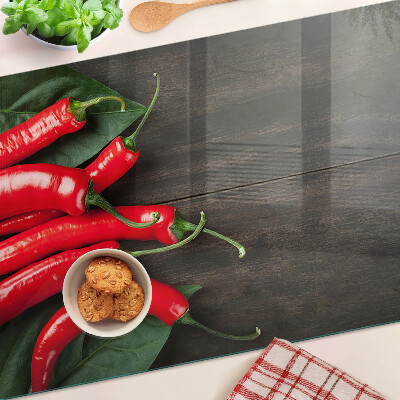 Skleněné krájecí prkénko Chilli papričky na dřevěném pozadí