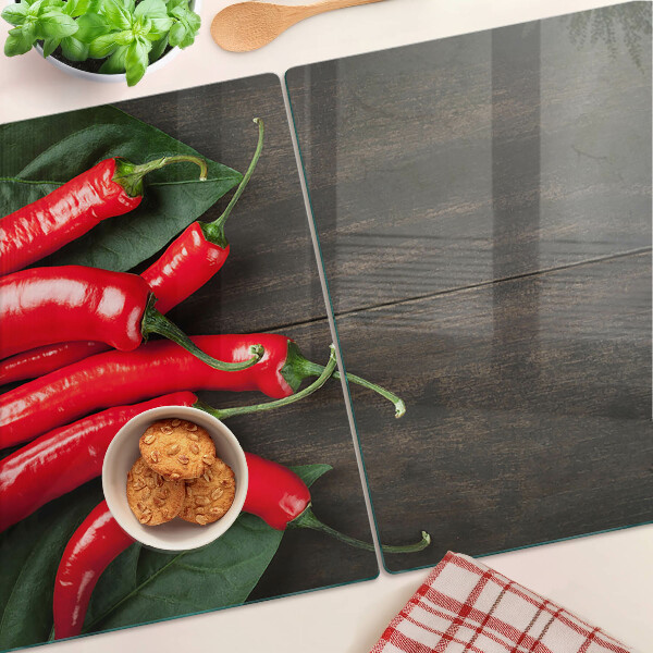 Skleněné krájecí prkénko Chilli papričky na dřevěném pozadí