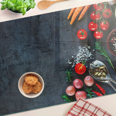 Skleněné krájecí prkénko Zelenina a koření na tmavém pozadí