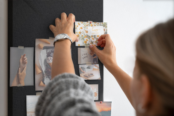 Nástěnka korková Černá tabule s minimalistickým designem