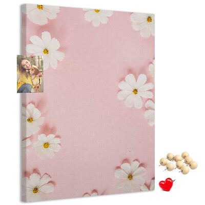 Nástěnka na zeď Růžové pozadí s bílými květy sedmikrásek