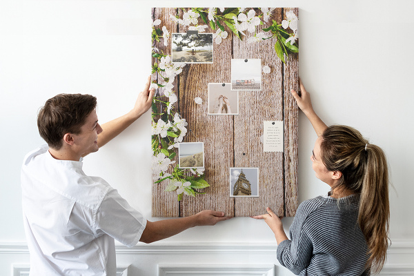 Nástěnka korková Květiny na pozadí dřevěných desek