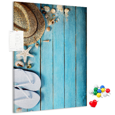 Nástěnka na zeď Letní doplňky na modrém dřevěném pozadí