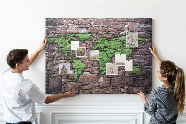 Nástěnka Zelená mapa světa na kamenné zdi