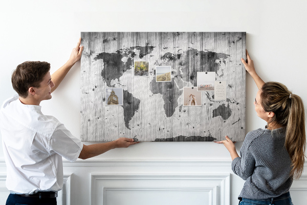 Nástěnka Mapa světa na pozadí dřevěných desek
