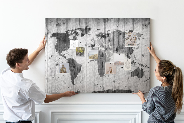 Nástěnka Mapa světa na pozadí dřevěných desek