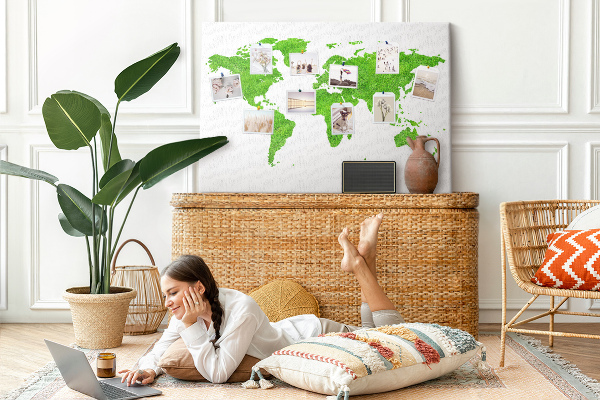 Korková nástěnka Zelená mapa světa s trávníkem.
