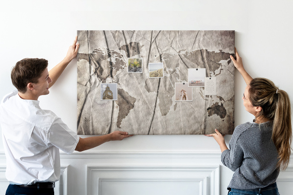 Nástěnka Poškozená mapa světa na papírovém pozadí