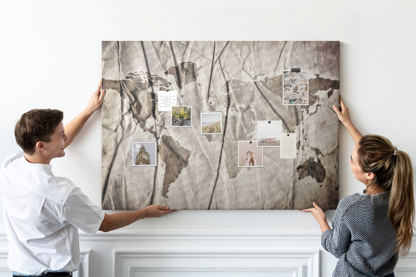 Nástěnka Poškozená mapa světa na papírovém pozadí