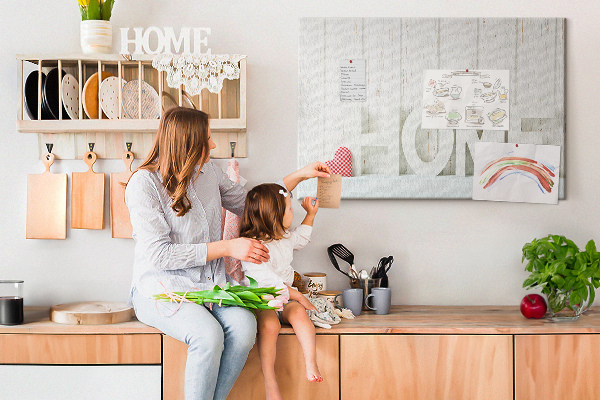 Korková nástěnka Stylový nápis HOME na bílém pozadí