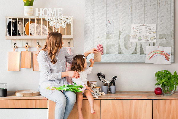 Korková nástěnka Stylový nápis HOME na bílém pozadí