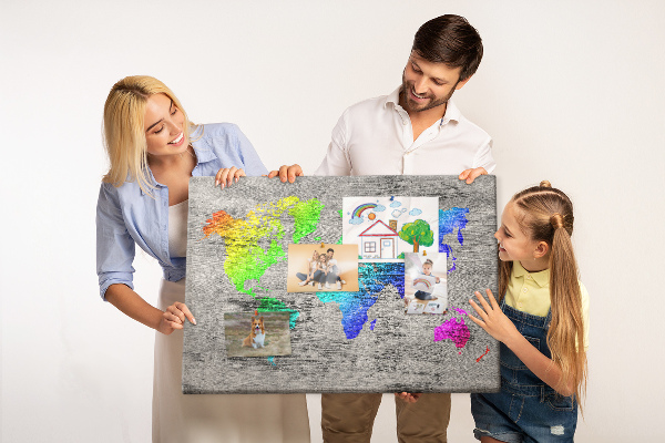 Fětská nástěnka Barevná mapa světa na šedém pozadí