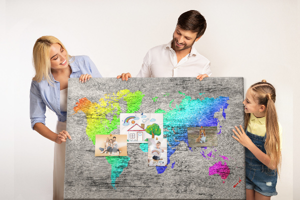 Fětská nástěnka Barevná mapa světa na šedém pozadí