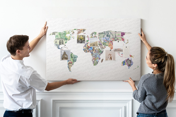 Fětská nástěnka Mapa světa vyrobená z bankovek z různých zemí