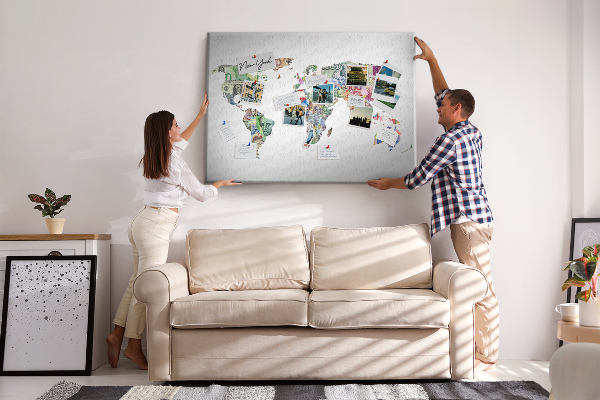 Fětská nástěnka Mapa světa vyrobená z bankovek z různých zemí