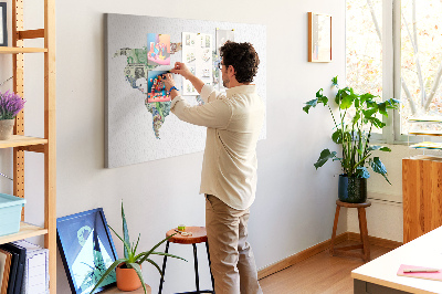 Fětská nástěnka Mapa světa vyrobená z bankovek z různých zemí