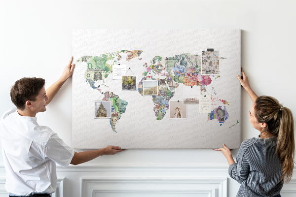 Fětská nástěnka Mapa světa vyrobená z bankovek z různých zemí