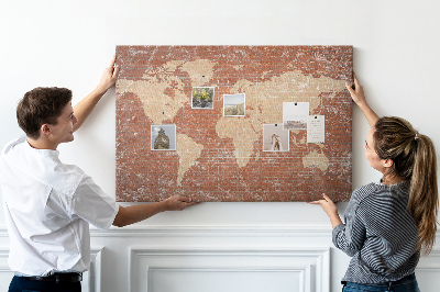 Korková nástěnka Mapa světa proti cihlové zdi