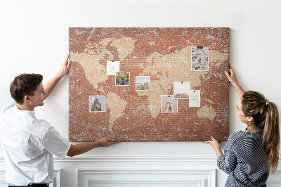 Korková nástěnka Mapa světa proti cihlové zdi