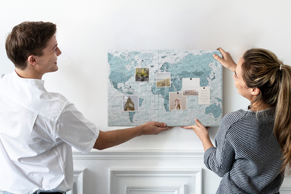 Nástěnka Mapa světa v odstínech modré.