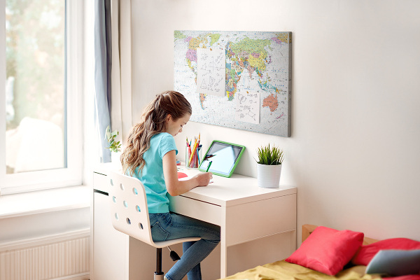 Nástěnka Mapa světa s barevnými kontinenty