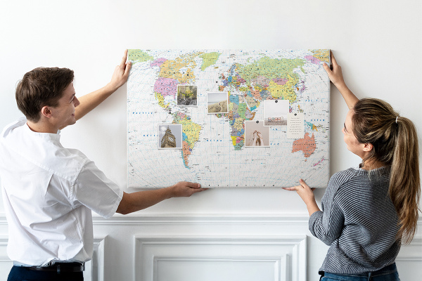 Nástěnka Mapa světa s barevnými kontinenty