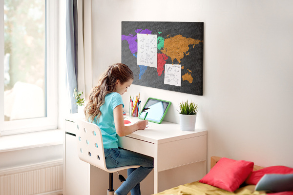 Fětská nástěnka Barevná mapa světa na tmavém pozadí