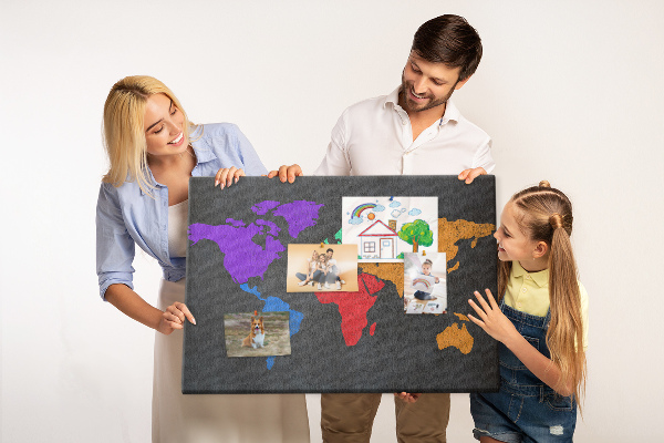 Fětská nástěnka Barevná mapa světa na tmavém pozadí