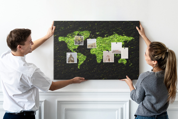 Nástěnka Zelená mapa světa na černém pozadí