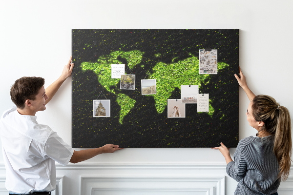 Nástěnka Zelená mapa světa na černém pozadí