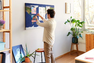 Nástěnka Mapa světa s barevnými špendlíky.
