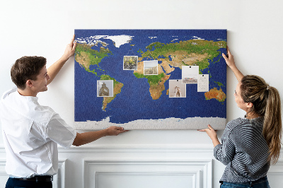 Nástěnka Mapa světa s barevnými špendlíky.