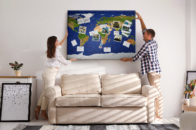 Nástěnka Mapa světa s barevnými špendlíky.