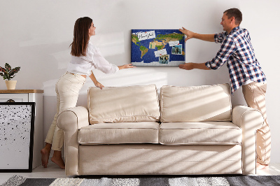 Nástěnka Mapa světa s barevnými špendlíky.