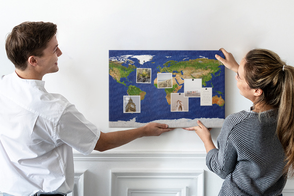 Nástěnka Mapa světa s barevnými špendlíky.
