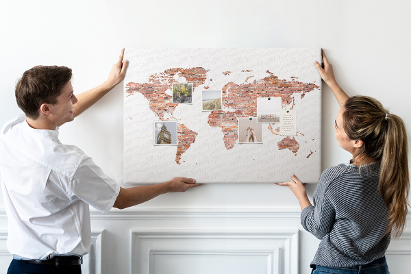 Korková nástěnka Mapa světa v cihlovém stylu