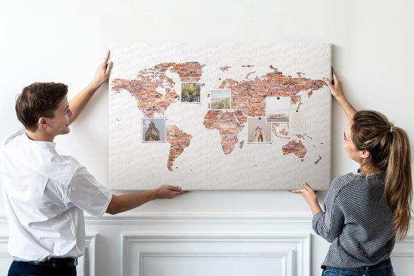 Korková nástěnka Mapa světa v cihlovém stylu