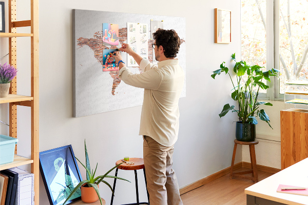 Korková nástěnka Mapa světa v cihlovém stylu