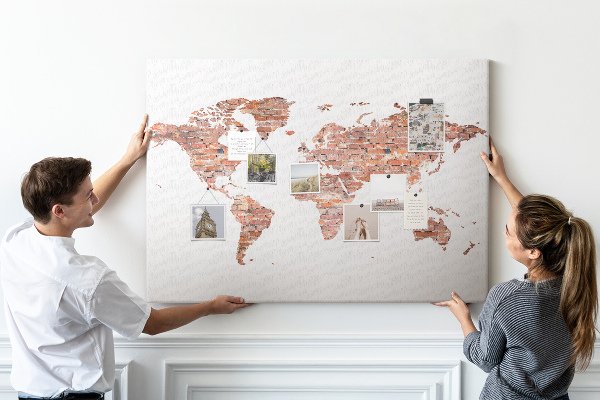 Korková nástěnka Mapa světa v cihlovém stylu