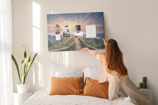 Nástěnka Malebná horská stezka při západu slunce