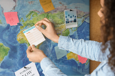 Korková nástěnka Mapa světa v pastelových barvách.