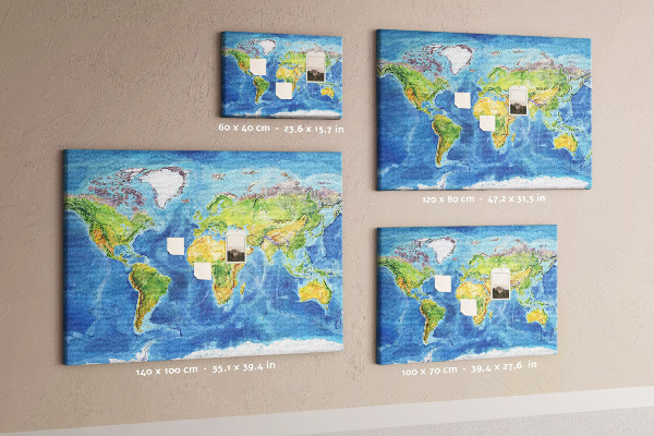 Korková nástěnka Mapa světa v pastelových barvách.