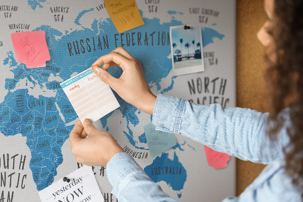 Nástěnka Mapa světa s názvy oceánů a zemí