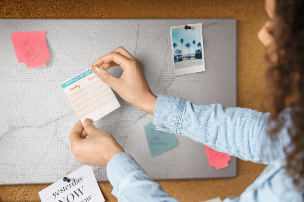 Korková nástěnka Elegantní mramorový vzor v odstínech bílé.