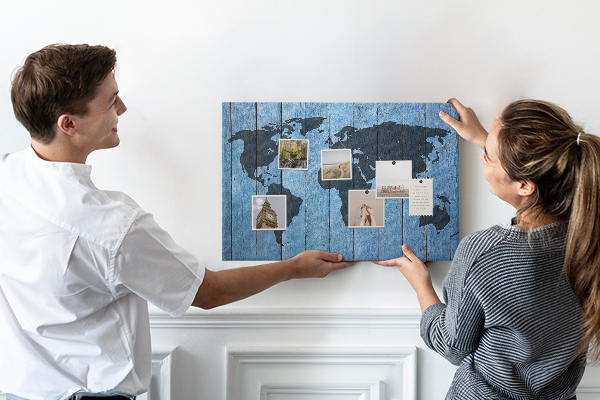 Fětská nástěnka Mapa světa na dřevěném pozadí