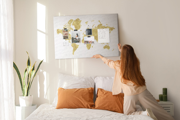 Korková nástěnka Zlatá mapa světa na bílém pozadí