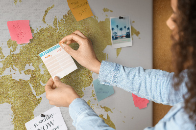 Korková nástěnka Zlatá mapa světa na bílém pozadí