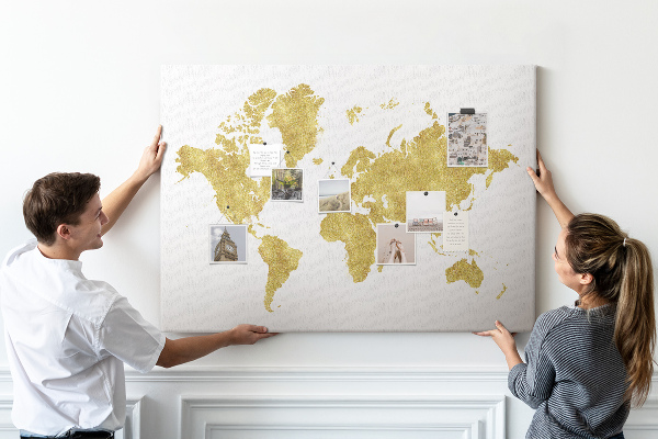 Korková nástěnka Zlatá mapa světa na bílém pozadí